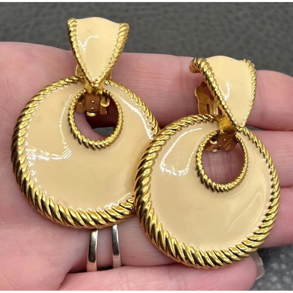 VTG 80s R Designer Runway Cream Enamel Door Knocker Clip Earrings Gold Tone